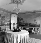 Runt bord under kristallkrona i Karlslunds herrgård, 1981