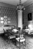 Kakelugn vid soffgrupp i Karlslunds herrgård, 1981