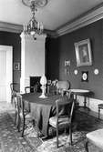 Kakelugn vid större bord i rum i Karlslunds herrgård, 1981