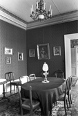 Oljelampa på matbord i rum i Karlslunds herrgård, 1981