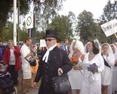 Kommunal personal utklädda till bröllopsfölje med präst på Drakbåtsfestivalen i Örebro, 2000