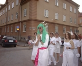 Grönhårig lucia med följare på Drakbåtsfestivalen i Örebro, 2000