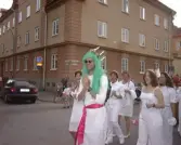 Grönhårig lucia med följare på Drakbåtsfestivalen i Örebro, 2000