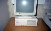 Dator med monitor på skrivbord i Tysslinge, 1990