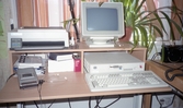 Datorbord med dator och skrivare i Tysslinge, 1990