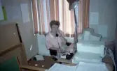 Kvinna i telefon vid skrivbord i Tysslinge, 1990