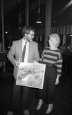 Man och kvinna med målning i Tysslinge, 1985