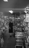 Föreståndaren Aina Lundvall i Konsumbutiken på Härdvägen i Garphyttan, 1985