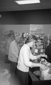Kunder vid kassan på Konsum på Härdvägen i Garphyttan, 1985