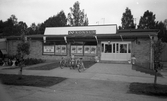Cyklar utanför entrén till Konsum på Härdvägen i Garphyttan, 1985