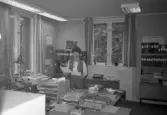Kvinna på kommunalkontoret i Tysslinge, 1985