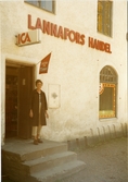 Kvinna på trappen till Lannafors Handel, 1990