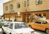 Parkering framför ICA-butik på Kvarnvägen i Garphyttan, 1990