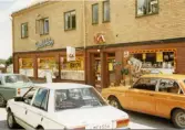 Parkering framför ICA-butik på Kvarnvägen i Garphyttan, 1990