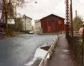Mölndals Kvarnby omring 1975-1980. Vy från Pixbovägen mot byggnader vid Klippgatan. Till höger ses liten del av Rackarebron.