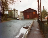 Mölndals Kvarnby omring 1975-1980. Vy från Pixbovägen mot byggnader vid Klippgatan. Till höger ses liten del av Rackarebron.