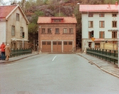 Forsebron i Mölndals Kvarnby, omkring 1975-1980. Byggnaderna vid Gamla torget är, från vänster, Kvarnbygatan 4, 41 och 43.