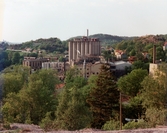 Utsikt från Lilla Glasberget mot industribyggnader tillhörande SOAB i Mölndals Kvarnby, omkring 1975-1980.