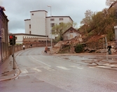 Kvarnbygatan i Mölndals Kvarnby, omkring 1975-1980. Vy från Gamla torget. Till vänster ses del av Kvarnbygatan 4. Rakt fram Papyrus byggnad 6.