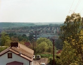 Utsikt från Lilla Glasberget mot bebyggelse i Åby och Broslätt i Mölndal, omkring 1975-1980. Närmast ses huset Roten K 32 vid Franckegatan.