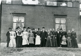 Kolbäck sn.
Folk samlade till bröllopsfoto vid Forsta, 1905.