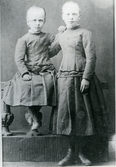Kolbäck sn.
Maria och Laura Hedberg hos fotografen, c:a 1886.