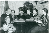 Kolbäck sn, Forsta.
Interiör med familj vid bord, 1905.