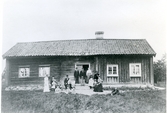 Kolbäck sn.
Familjen Blommé utanför bostaden. C:a 1890-1900.