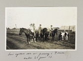 Barn ute och rider i Iowa i USA, 1913-06-25