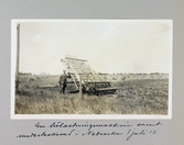 Theodor Dieden vid hölastningsmaskin i Nebraska, 1913-07-01