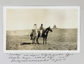 Cowboys vid vägens högsta punkt, 2500 meter över havet, Wyoming. Stenmonument i bakgrunden, 1913-07-12