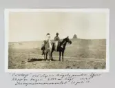 Cowboys vid vägens högsta punkt, 2500 meter över havet, Wyoming. Stenmonument i bakgrunden, 1913-07-12