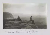 Erik Fernström vilar på en klippavsats utblickandes på Grand Canyon, 1913-07-26