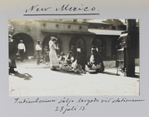 Indiankvinnor säljer lergods vid en station i New Mexico, 1913-07-28