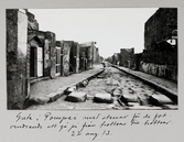 Gata i Pompeji med fotstenar för att gå från trottoar till trottoar och slippa trampa i träcket, 1913-08-22