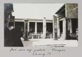 Ruiner av ett palats i Pompeji med tidstypiska romerska kolonner, 1913-08-22
