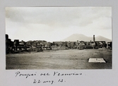 Delar av staden Pompeji och vulkanen Vesuvius i bakgrunden, 1913-08-22