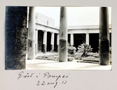 Innergård i Pompeji i Italien, 1913-08-22