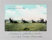 Vykort på ångdriven skördetröska och trampdrivna hövändare i McCook i Nebraska, 1913