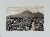 Vykort på Pompejis ruiner och i bakgrunden tronar Vesuvius med en pelare av rök, 1913