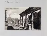 Kolonner och statyer bland Pompejis ruiner, 1913