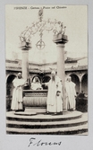 Vykortet visar klosterbrunnen med fyra närvarande munkar, 1913