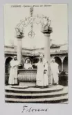 Vykortet visar klosterbrunnen med fyra närvarande munkar, 1913
