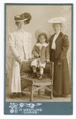 Visitkortsporträtt, ateljéfoto föreställande två kvinnor och en liten pojke.