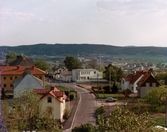 Utsikt från Lilla Glasberget mot bebyggelse vid Svanegatan i Ryet, Mölndal, omkring 1975-1980. Svanegatans korsning med Rygatan.