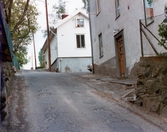 Bostadsbebyggelse vid Görjelycksgatan i Mölndals Kvarnby, omkring 1975-1980. Från vänster Roten K 4 och Roten K 12 C eller D.