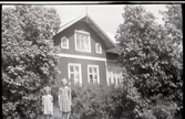 Lena och Berit Sundling står framför huset i Grunnerud.
