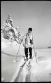Harald Sundling på skidor. Iklädd tullstjänsten mössa.