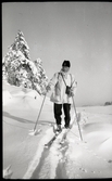 Harald Sundling på skidor. Iklädd tullstjänsten mössa.