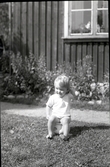 Lena Sundling på potta framför huset i Gunnerud.
